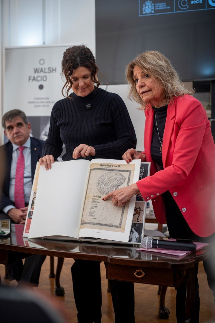 La ministra de Cultura porteña, Gabriela Ricardes, junto a la titular de la Fundación Walsh - Facio, Graciela García Romero. Foto: gentileza.