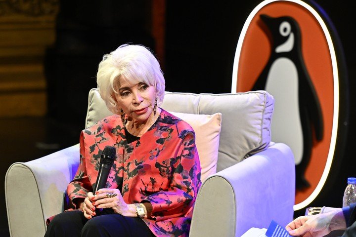 La escritora chilena Isabel Allende dialogó en el Teatro Cervantes con al autor y periodista argentino Jorge Fernández Díaz. Foto: gentileza Penguin Random House.