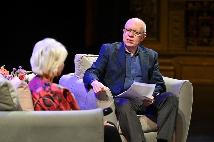 La escritora chilena Isabel Allende dialogó en el Teatro Cervantes con al autor y periodista argentino Jorge Fernández Díaz. Foto: gentileza Penguin Random House.