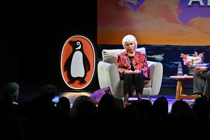La escritora chilena Isabel Allende dialogó en el Teatro Cervantes con al autor y periodista argentino Jorge Fernández Díaz. Foto: gentileza Penguin Random House.