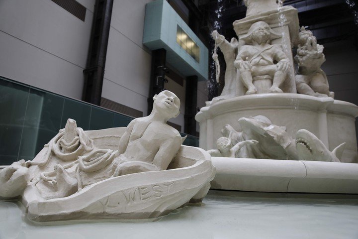Una imagen muestra «Fons Americanus», de la artista estadounidense Kara Walker, recién instalada en la sala Turbine Hall de la galería Tate Modern de Londres el 30 de septiembre de 2019. (Foto de Tolga AKMEN / AFP)
