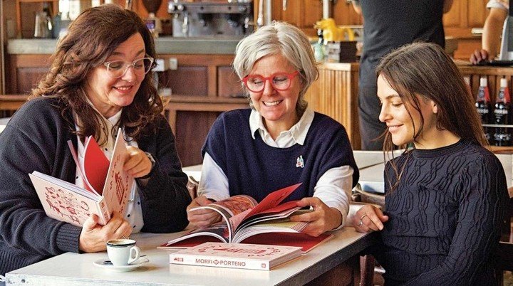 Cayetana Vidal Buzzi, Silvina Reusmann y Milagros Brascó son autoras de Guía no definitiva del morfi porteño (Monoblock). Foto: gentileza.