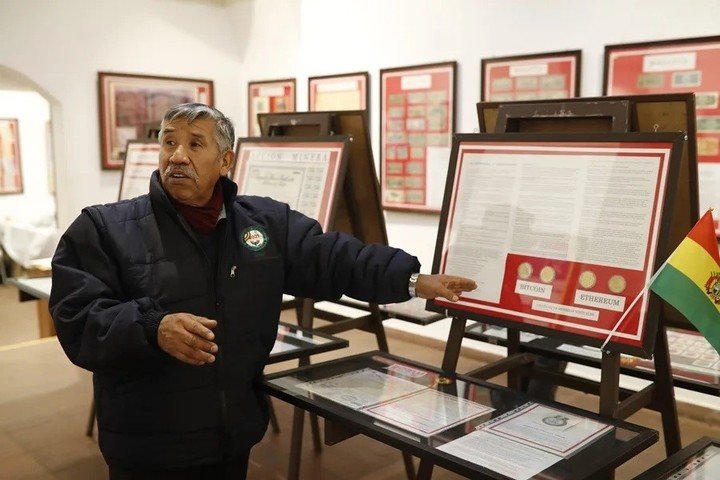 El coleccionista y presidente del Círculo Numismático Víctor Borda, habla durante una exposición en Cochabamba (Bolivia). EFE/ Rodrigo Sura