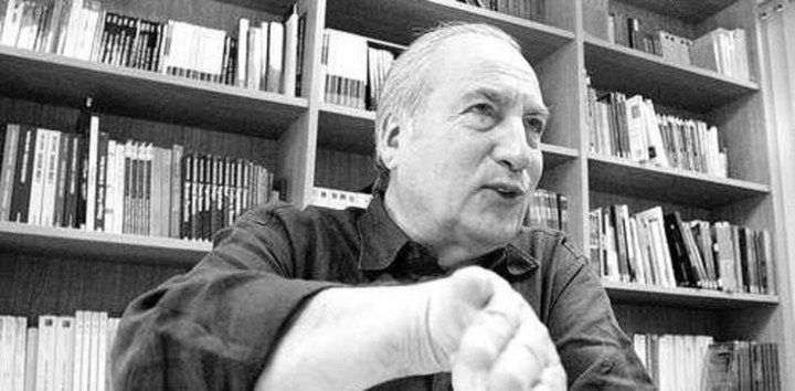 Tomás Eloy Martínez, escritor y periodista argentino, guionista de cine y ensayista. Fue el primer director periodístico del noticiero Telenoche. Archivo Clarín.