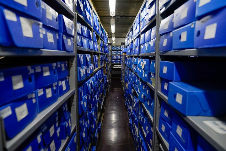 Las cajas del archivo del periodista y escritor Tomas Eloy Martínez donado por la familia a Biblioteca Nacional. Foto: Maxi Failla.