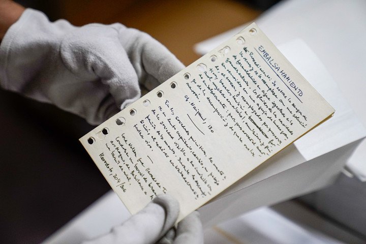 Apuntes manuscritos sobre embalsamamiento, posiblemente preparatorios de la novela Santa Evita de Tomas Eloy Martínez, donado por la familia a Biblioteca Nacional. Foto: Maxi Failla.