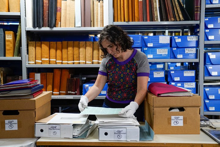 La responsable del Archivo de la Biblioteca Nacional, Ana Guerra. Foto Maxi Failla.