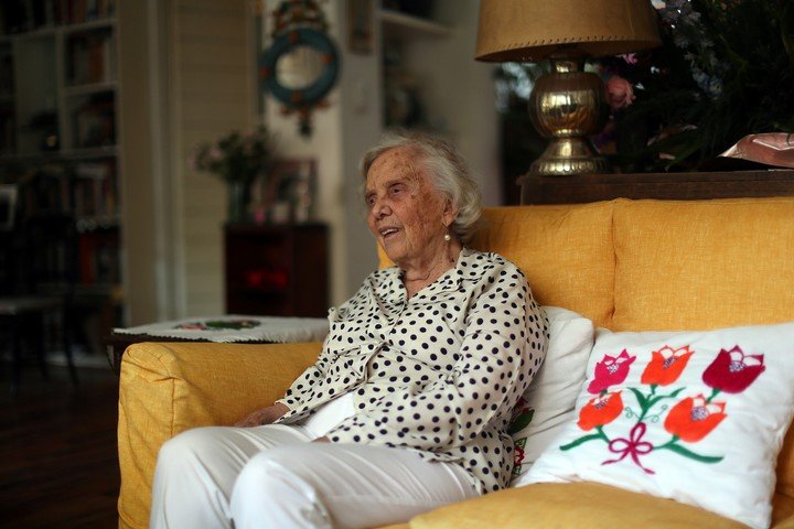 La periodista y escritora mexicana Elena Poniatowska habla durante una entrevista con Efe, el 16 de mayo de 2022, en Ciudad de México. EFE/ Sáshenka Gutiérrez