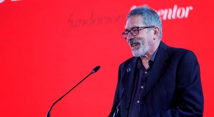 El escritor y traductor argentino César Aira pronuncia unas palabras tras recibir el premio Prix Formentor 2021. EFE/José Manuel Vidal