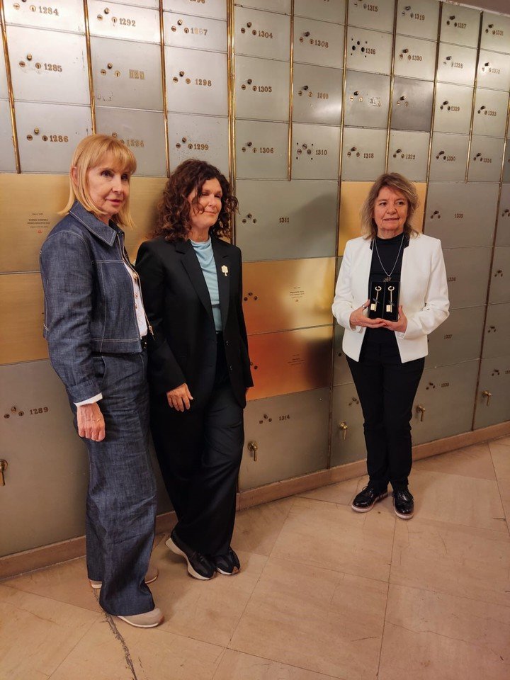 María Victoria Alcaraz, directora General de Cooperación Cultural del Ministerio de Cultura; la ministra de Cultura porteña, Gabriela Ricardes, junto a la titular de la Fundación Walsh - Facio, Graciela García Romero, en el Instituto Cervantes de Madrid. Foto: gentileza.
