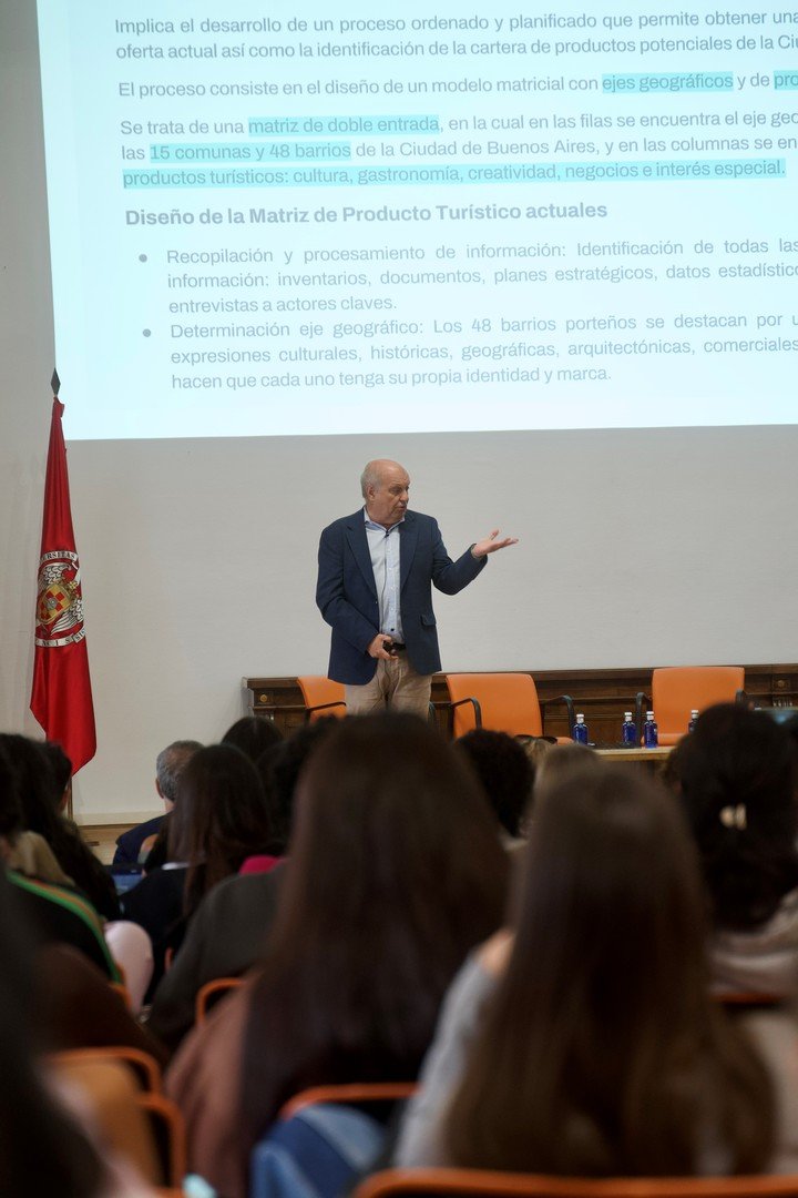 En la Universidad Complutense de Madrid, el ministro de Desarrollo Económico porteño, Hernán Lombardi, disertó sobre la estrategia de turismo cultural como motor de desarrollo económico. Foto: gentileza.
