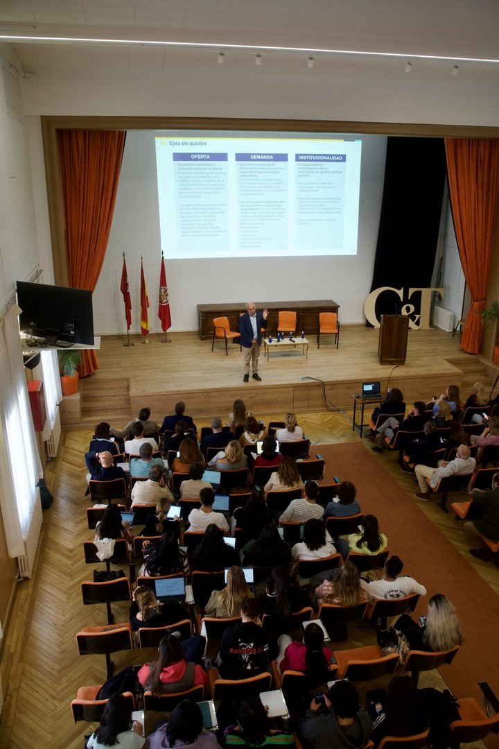 En la Universidad Complutense de Madrid, el ministro de Desarrollo Económico porteño, Hernán Lombardi, disertó sobre la estrategia de turismo cultural como motor de desarrollo económico. Foto: gentileza.