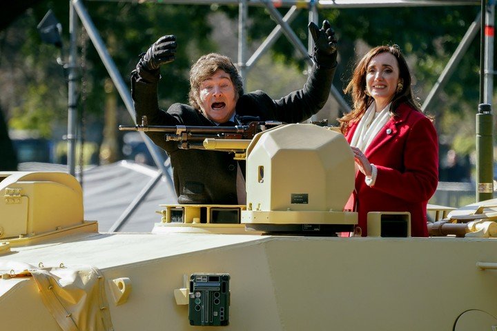 Esta imagen de Maximiliano Failla muestra en julio de 2024 al presidente Javier Milei junto a la vicepresidenta Victoria Villarruel arriba de un tanque durante el desfile militar por los festejos del Día de la Independencia.