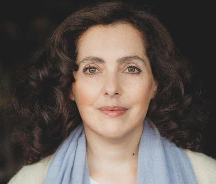 La periodista y escritora Irene Chikiar Bauer conduce el ciclo de entrevistas a escritores El Señalador. Foto: gentileza.