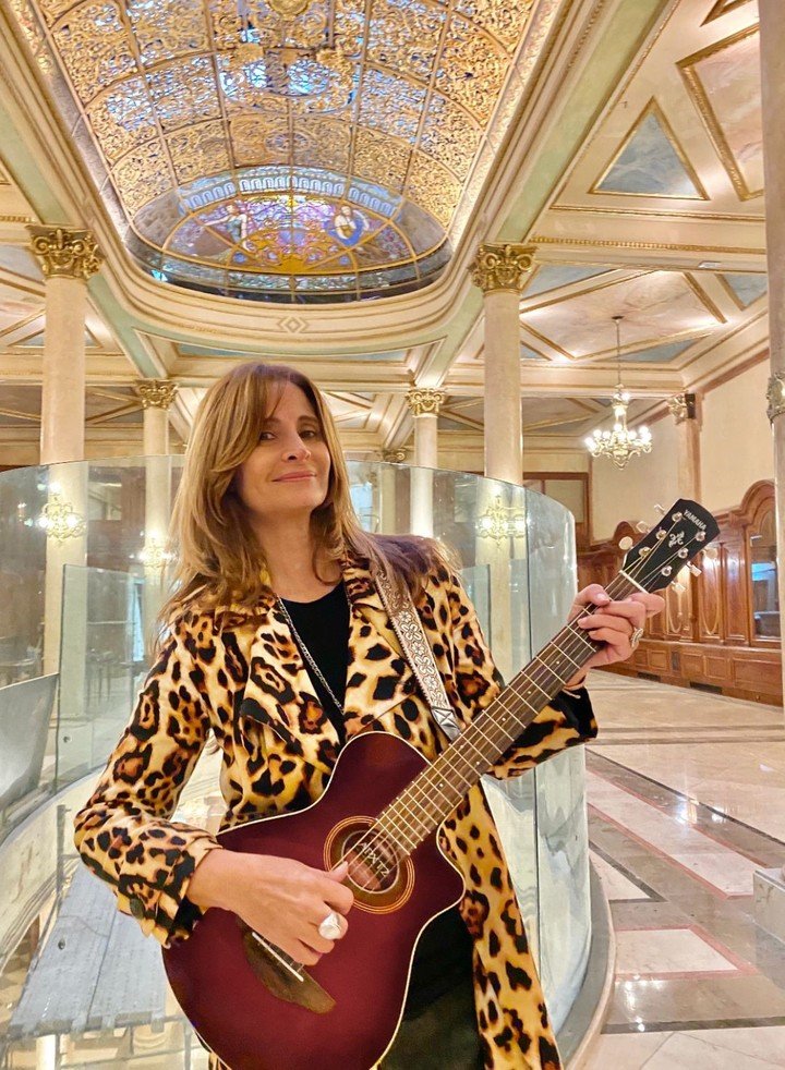 Cinthia Pérez es la conductora y productora de Espacios con alma y música. Foto: gentileza.