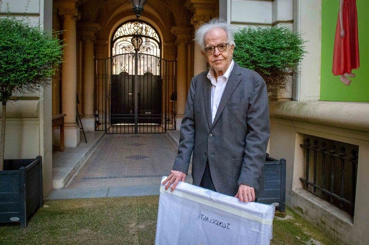 Horacio Amigorena con el cuadro.
Foto: Noel Smart