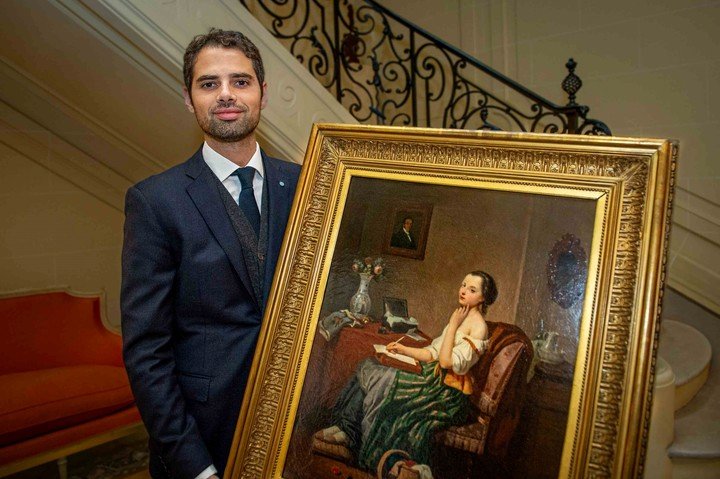 Embajador Ian Sielecky con la obra.
Foto Noel Smart