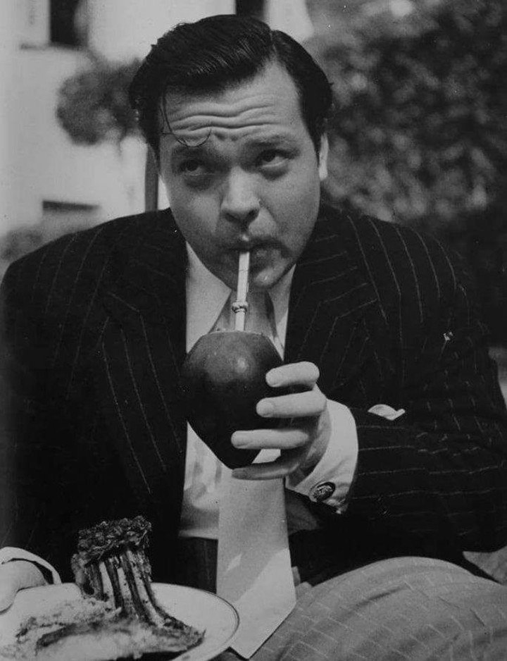 Orson Welles recibe un combo argento: costillar y mate, en 1942. Archivo Clarín.