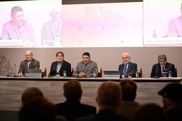 Rueda de prensa celebrada en el Palacio Municipal de Arequipa, Perú en el marco de la apertura del X Congreso Internacional de la Lengua. Foto: gentileza CILE.