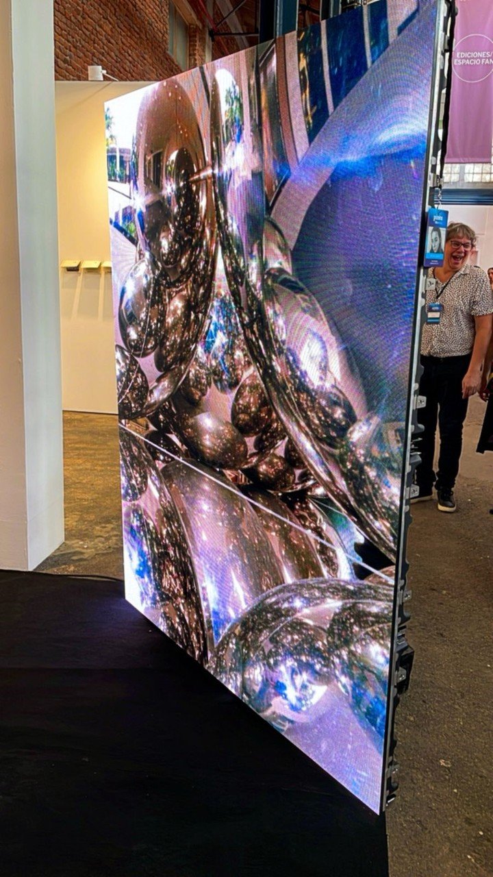 Una torre de pantallas para la "escultura" fotográfica de Sara Escalante.