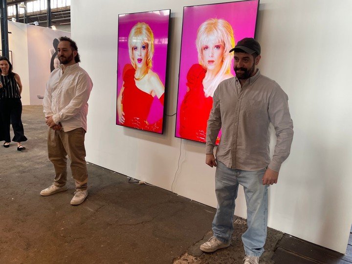 La dupla Lolo & Lauti, en galería de Sousa.