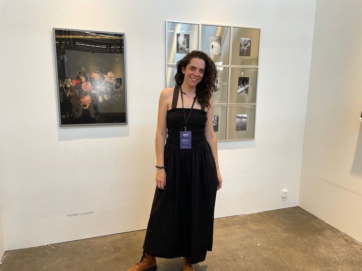 Marina Alessio junto a su obra.