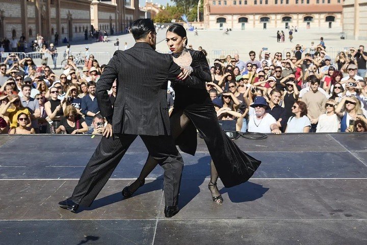 Los ganadores del Mundial de Tango de Buenos Aires 2024, Sebastián Martínez y Ayelen Morando cosecharon una ovación. Foto: gentileza.