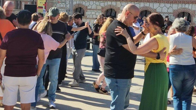 Varios cientos de personas se reunieron este mediodía en la plaza central del Matadero de Madrid para participar de la Gran Fiesta del Tango. Foto: Clarín.