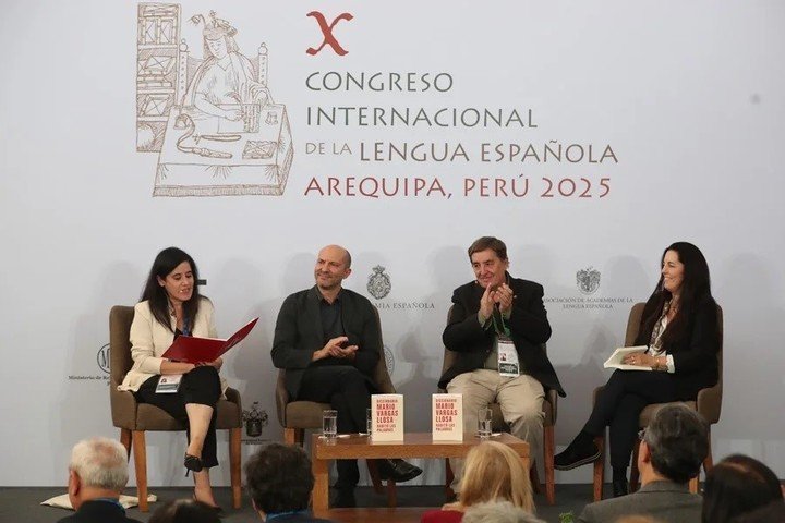La directora de Cultura del Instituto Cervantes, Raquel Caleya (i), habla junto al crítico literario Carlos Granes (2-i), el director del Instituto Cervantes, Luis García Montero (2-d), y Morgana Vargas Llosa durante la presentación del 'Diccionario Mario Vargas Llosa' este martes, en el X Congreso Internacional de la Lengua Española (CILE) en Arequipa (Perú). EFE/ Paolo Aguilar