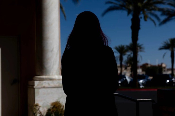 Una compañera de clase de Amy Griffin declaró a The New York Times que algunas de las descripciones que aparecen en «The Tell» sobre la agresión sufrida por la Sra. Griffin son inquietantemente similares al abuso que ella misma sufrió en la escuela secundaria, por parte de otro profesor. Foto: Mikayla Whitmore para The New York Times.