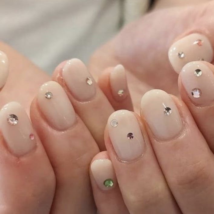 pedrería en las uñas