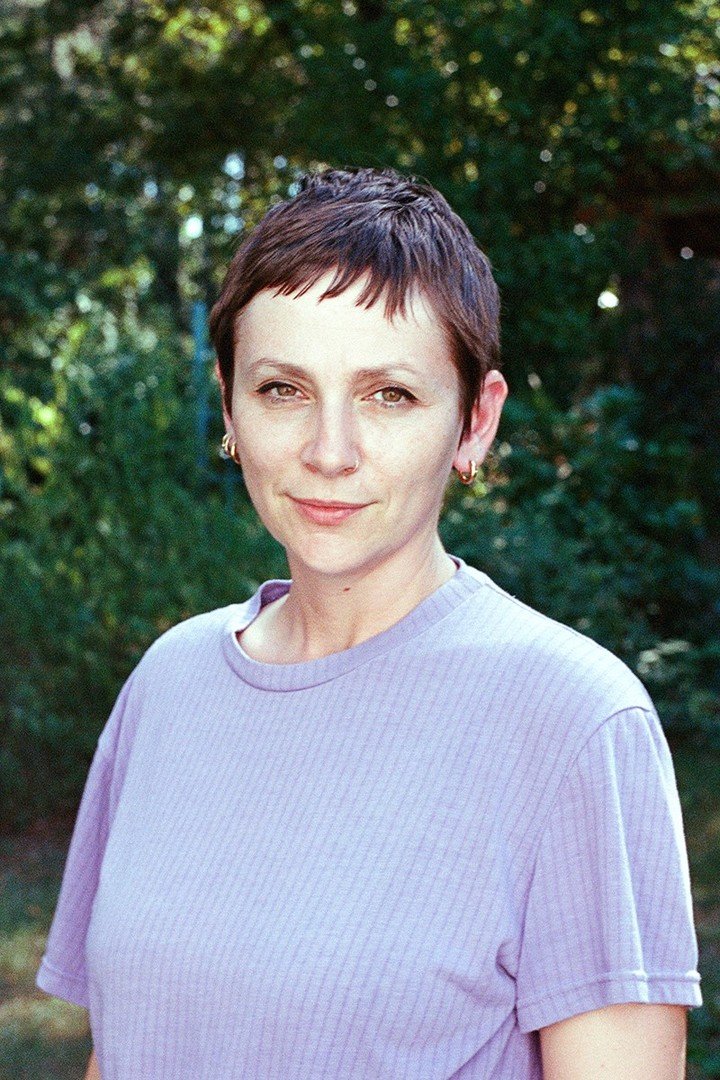 La escritora franco–estadounidense Phoebe Hadjimarkos–Clarke. Foto: Apolline Lamoril, gentileza.