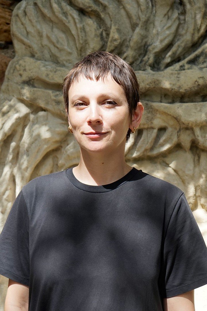 La escritora franco–estadounidense Phoebe Hadjimarkos–Clarke. Foto: Apolline Lamoril, gentileza.