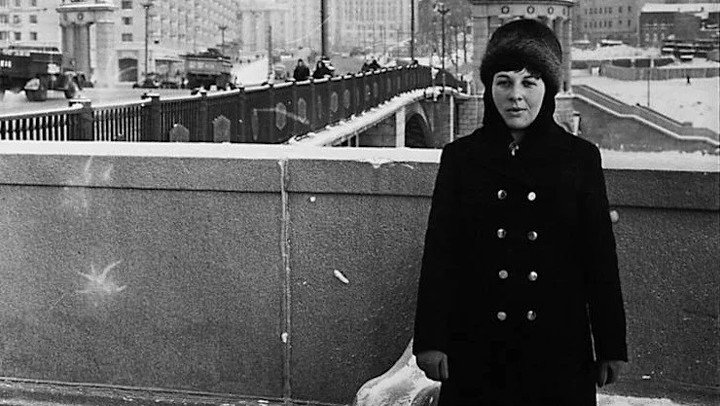 Sheila Fitzpatrick junto al río Moscova en el invierno de 1969. Al fondo se ve la plaza Smolenskaya.