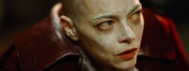 'Bugonia' es una sátira elegante y un exquisito juego de poder entre Emma Stone y Jesse Plemons, pero Yorgos Lanthimos se pierde en su propio artificio