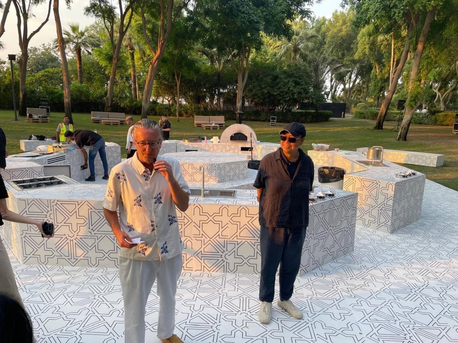 El curador Tom Eccles junto a Rirkrit Tiravanija. 