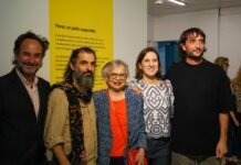 Con un jardín colgante flúo, reabrió la histórica sala del Fondo Nacional de las Artes de la calle Alsina