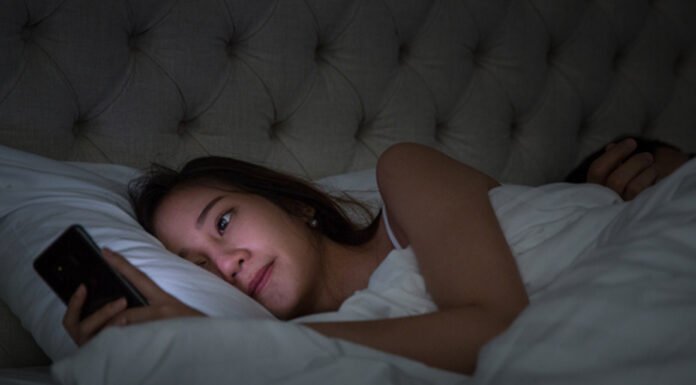 Cuidado con los efectos sobre el sueño del Vamping Tecnológico