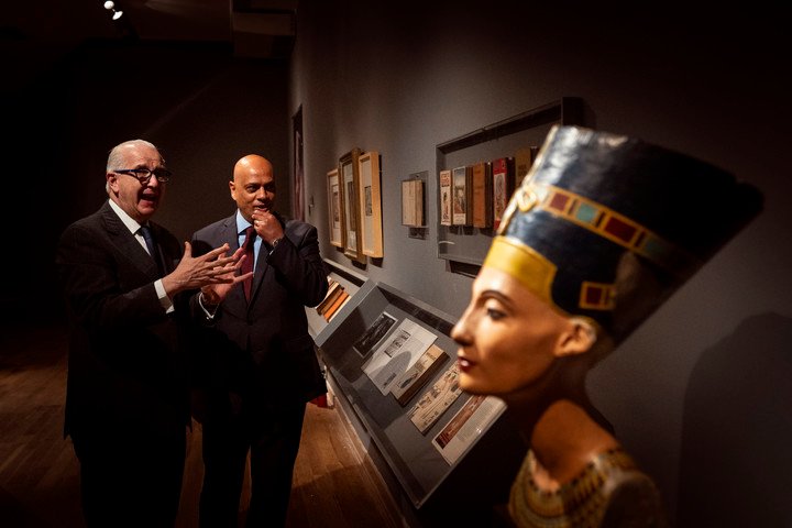 El embajador de Egipto en Arentina Yasser Abed y curador Sergio Baur realizan recorrido por la muestra "Ciencia fantasía. Egiptología egiptofilia Argentina" día previo a su inauguración Museo Nacional Bellas Artes. Foto: Mariana Nedelcu.