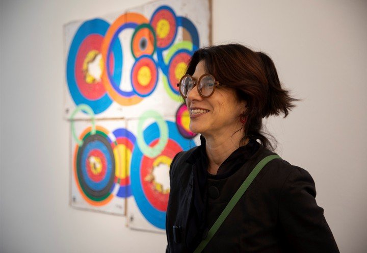 Punto de mira, de María Martha Pichel, explora la geometría, el cuerpo y la concentración a través del vínculo entre pintura y arquería. Foto: gentileza Centro Cultural Recoleta.