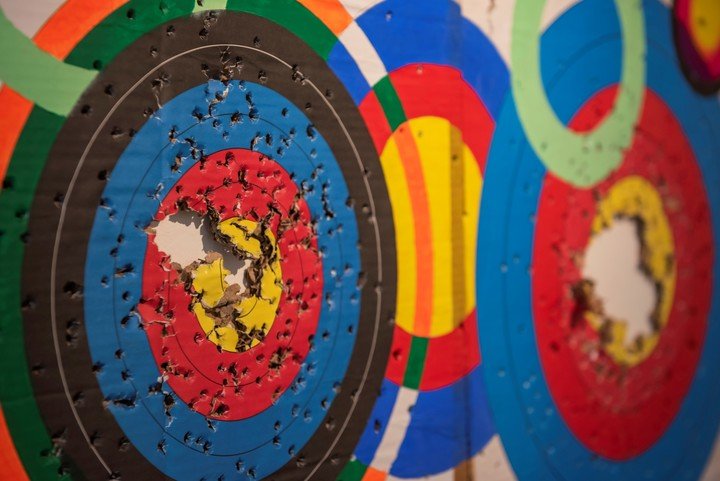 Punto de mira, de María Martha Pichel, explora la geometría, el cuerpo y la concentración a través del vínculo entre pintura y arquería. Foto: gentileza Centro Cultural Recoleta.