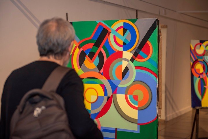 Punto de mira, de María Martha Pichel, explora la geometría, el cuerpo y la concentración a través del vínculo entre pintura y arquería. Foto: gentileza Centro Cultural Recoleta.