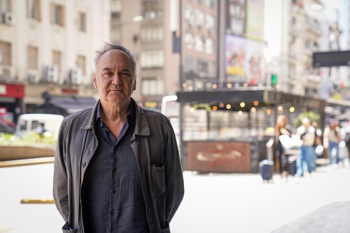 El escritor francés Hervé Le Tellier en Buenos Aires. Foto Maxi Failla.