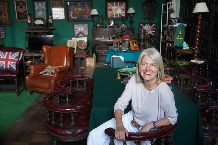 La periodista Juana Libedinsky rodeada por parte de las colecciones construidas por sus padres a lo largo de la vida. Foto: Ariel Grinberg.