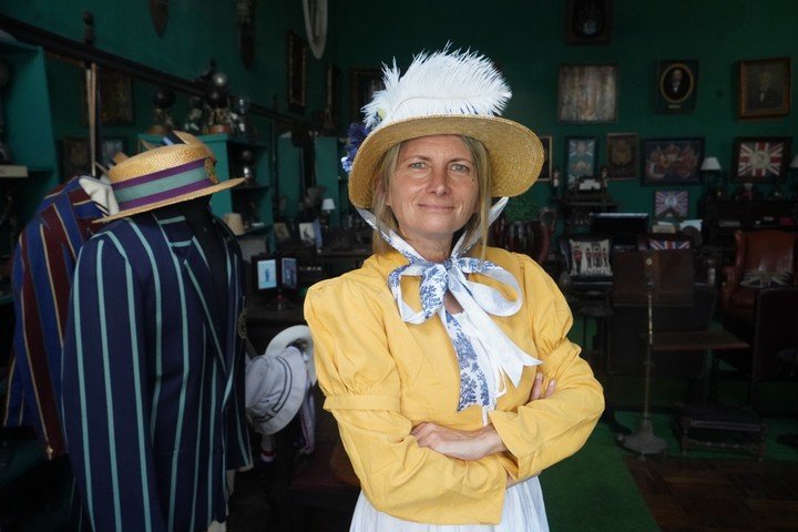 Vestida para la ocasión, Juana Libedinsky se probó un traje de época. Foto: Ariel Grinberg.