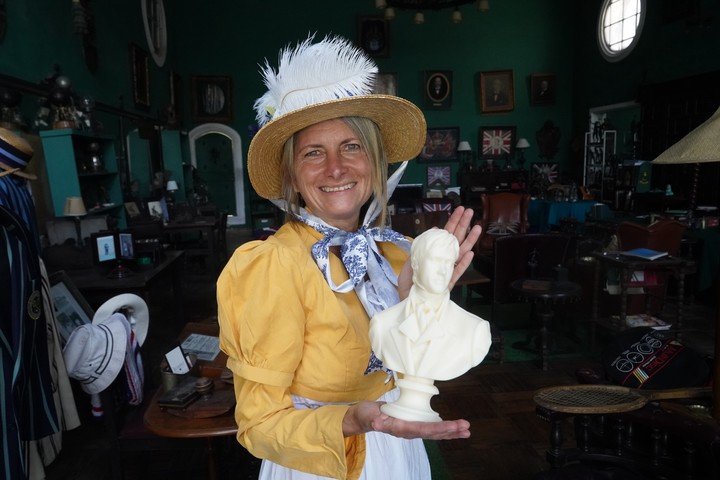 El galán eterno: Mr. Darcy en cera, se consume al encender la llama, cuenta con un guiño Juana Libedinsky. Foto: Ariel Grinberg.