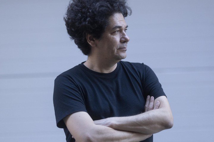 El escritor Juan Pablo Villalobos. Foto: EFE