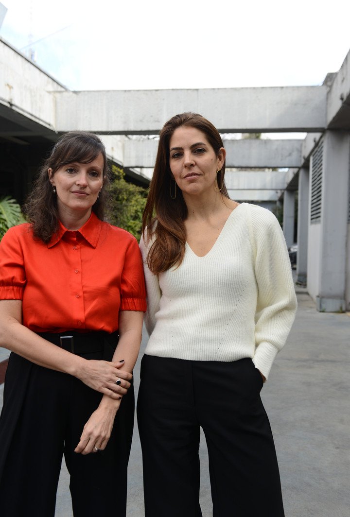 Las investigadoras Melina Vázquez y Carolina Spataro, autoras del libro Sin padre marido estado. Foto: Luciano Thieberger. 