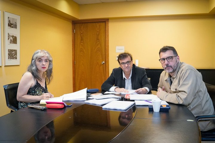 Mariana Enriquez, Javier Cercas y Alberto Fuguet durante la deliberación. Foto: Maxi Failla.