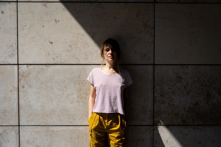La escritora italiana Verónica Raimo posa durante su estadía en Buenos Aires. Foto: Antonio Becerra.